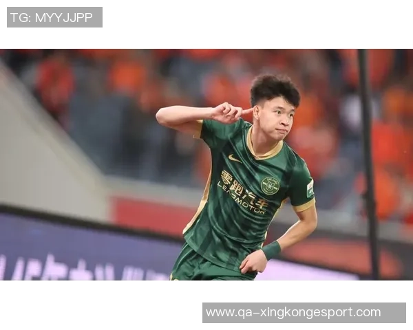 王钰栋19岁生日庆祝照曝光本赛季30场斩获12球荣膺本土射手王 王钰栋19岁生日庆祝照曝光本赛季30场斩获12球荣膺本土射手王